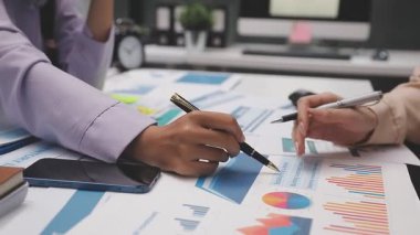 Dizüstü bilgisayarda veri çözümleme işadamı