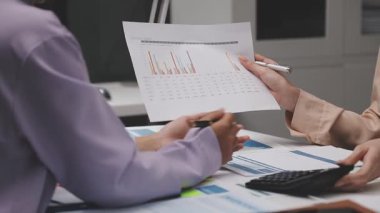 Ekonomik rapor ve iş belgeleriyle çalışan işadamı