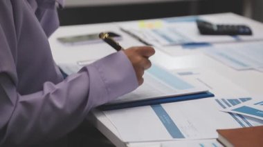 Office belgeleri üzerinde çalışan iş adamları