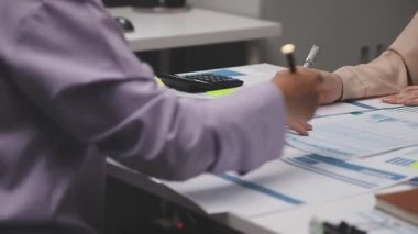 İş adamları ofiste tartışıyor ve beyin fırtınası yapıyorlar.