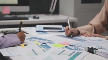 Finans belgesi ve mali muhasebe kavramının rakamlarını hesaplamak için hesap makinesi kullanan bir iş kadını