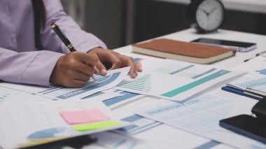 Ofiste dizüstü bilgisayar ve hesap makinesiyle çalışan iş adamı, yakın plan