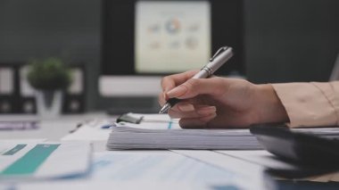 Ofiste çalışan iş adamları.