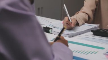 İş adamları modern ofiste toplanıyor.