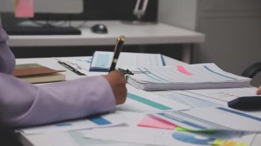 Office belgeleri ile çalışan iş kadını