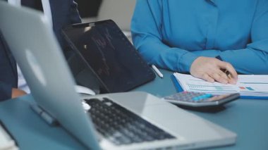 Ofiste mali tablolarla çalışan iş adamları..