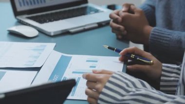 Ofiste çalışan iş adamları.