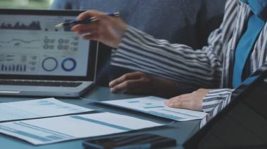 İş ekibi dizüstü bilgisayarda çalışıyor. Bu proje üzerinde çalışan iş adamları