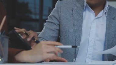 Ofiste çalışan genç işadamı, yakın plan.