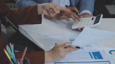 Takım elbiseli genç bir iş kadını toplantı odasında deftere yazı yazıyor..