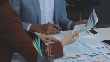 Ofiste çalışan iş ekibine yakın çekim..