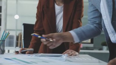 Ofiste mali planı tartışan iş ekibini kapatın..