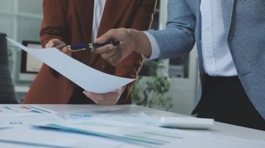 İş adamları ofiste toplanıyor..