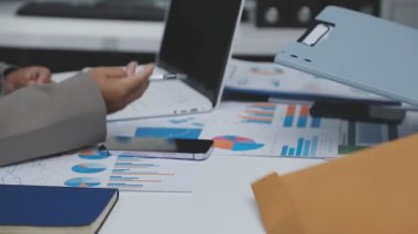 Ofiste dizüstü bilgisayar kullanan bir iş kadını