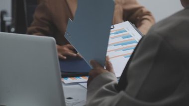 Ofiste dizüstü bilgisayar kullanan iş adamlarına yakın çekim. İş adamları çalışır