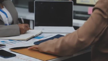 Birlikte çalışan iş adamları, beyin fırtınası ve planlama, konsept özgün set