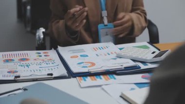 İş adamı mali raporla çalışıyor.