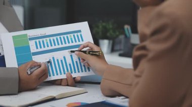 Finans grafiğiyle birlikte laptopta çalışan iş kadınlarını kapatın..