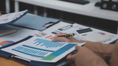 Bilgisayardaki verileri grafikle analiz eden iş adamı