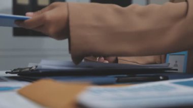 İş ekibi toplantısı ve beyin fırtınası, ofiste çalışma..