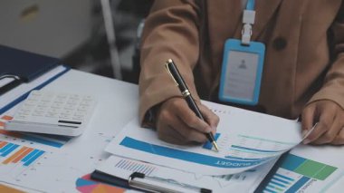 Ofiste dizüstü bilgisayar ve tablet bilgisayar kullanan iş adamı