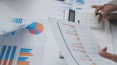 Bilgisayardaki verileri analiz eden iş adamını kapat