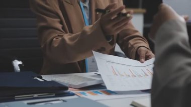 İş adamı ve kadın belgeleri imzalıyor. Takım çalışması kavramı