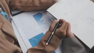 İşadamı ofiste çalışıyor, tablet kullanıyor.