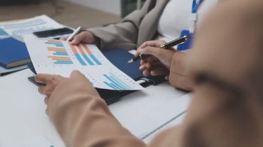 İş adamları modern ofiste yeni iş planlarını tartışıyor