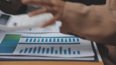 İş yerindeki bilgisayardaki mali raporu analiz eden işadamı