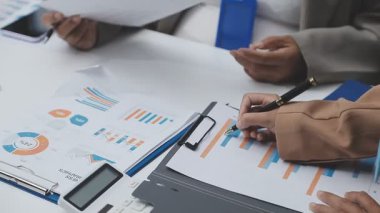 İş adamı çizelge ve grafikleri analiz ediyor