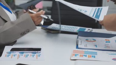 İş adamları masaüstünde mali belgelerle çalışırlar