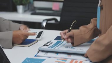 Resepsiyon ofisinde çalışan iş kadını