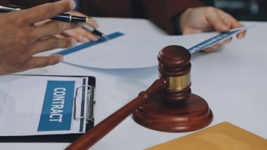 İyi hizmet işbirliği, işadamı istişare ve takım müşteriyle olan erkek avukat ya da Yargıç avukat hukuk ve yasal hizmetleri kavramı