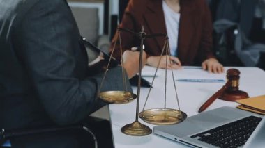 İyi hizmet işbirliği, işadamı istişare ve takım müşteriyle olan erkek avukat ya da Yargıç avukat hukuk ve yasal hizmetleri kavramı