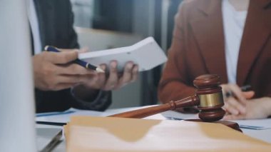 İyi hizmet işbirliği, işadamı istişare ve takım müşteriyle olan erkek avukat ya da Yargıç avukat hukuk ve yasal hizmetleri kavramı