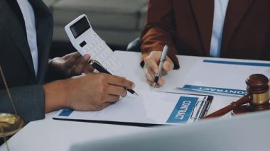 İyi hizmet işbirliği, işadamı istişare ve takım müşteriyle olan erkek avukat ya da Yargıç avukat hukuk ve yasal hizmetleri kavramı