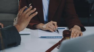 İyi hizmet işbirliği, işadamı istişare ve takım müşteriyle olan erkek avukat ya da Yargıç avukat hukuk ve yasal hizmetleri kavramı