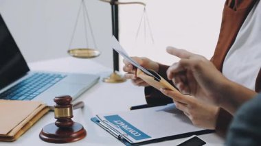 İyi hizmet işbirliği, işadamı istişare ve takım müşteriyle olan erkek avukat ya da Yargıç avukat hukuk ve yasal hizmetleri kavramı