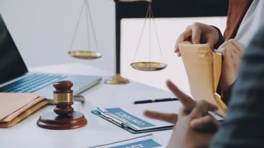 İyi hizmet işbirliği, işadamı istişare ve takım müşteriyle olan erkek avukat ya da Yargıç avukat hukuk ve yasal hizmetleri kavramı