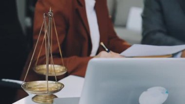 İyi hizmet işbirliği, işadamı istişare ve takım müşteriyle olan erkek avukat ya da Yargıç avukat hukuk ve yasal hizmetleri kavramı