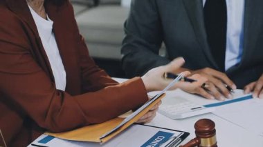 İyi hizmet işbirliği, işadamı istişare ve takım müşteriyle olan erkek avukat ya da Yargıç avukat hukuk ve yasal hizmetleri kavramı