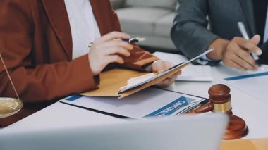 İyi hizmet işbirliği, işadamı istişare ve takım müşteriyle olan erkek avukat ya da Yargıç avukat hukuk ve yasal hizmetleri kavramı