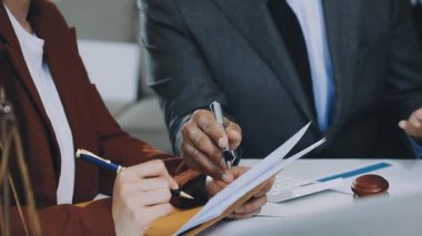 İyi hizmet işbirliği, işadamı istişare ve takım müşteriyle olan erkek avukat ya da Yargıç avukat hukuk ve yasal hizmetleri kavramı