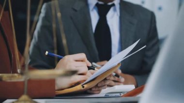 İyi hizmet işbirliği, işadamı istişare ve takım müşteriyle olan erkek avukat ya da Yargıç avukat hukuk ve yasal hizmetleri kavramı