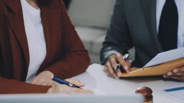 Uxui tasarımcılarından oluşan bir ekip bilgisayar ekranını işaret ederek ofiste yeni mobil uygulama tasarımını tartışıyor.