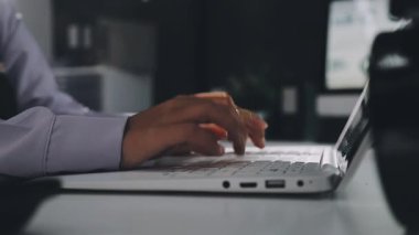 Finans belgesi ve mali muhasebe kavramının rakamlarını hesaplamak için hesap makinesi kullanan bir iş kadını