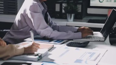 Finans belgesi ve mali muhasebe kavramının rakamlarını hesaplamak için hesap makinesi kullanan bir iş kadını