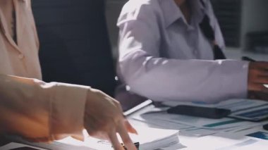 Finans belgesi ve mali muhasebe kavramının rakamlarını hesaplamak için hesap makinesi kullanan bir iş kadını