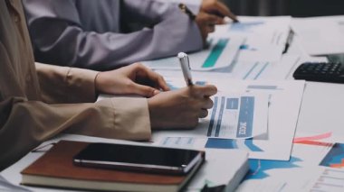 Finans belgesi ve mali muhasebe kavramının rakamlarını hesaplamak için hesap makinesi kullanan bir iş kadını